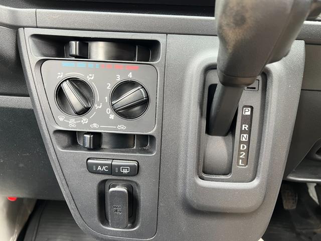 ハイゼットカーゴ ワンオーナー 純正オーディオ 記録簿 ヘッドライトレベライザー 集中ドアロック 純正ゴムマット バイザー オーバーヘッドコンソール 追突軽減装置 フルフラット(21枚目)