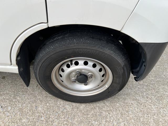 ハイゼットカーゴ ワンオーナー 純正オーディオ 記録簿 ヘッドライトレベライザー 集中ドアロック 純正ゴムマット バイザー オーバーヘッドコンソール 追突軽減装置 フルフラット(25枚目)