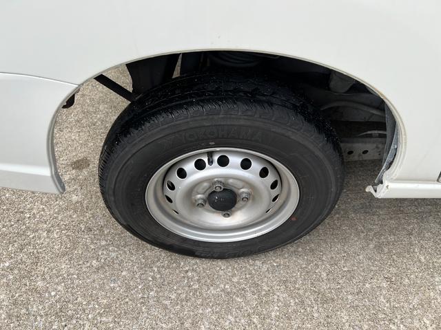 ハイゼットカーゴ ワンオーナー 純正オーディオ 記録簿 ヘッドライトレベライザー 集中ドアロック 純正ゴムマット バイザー オーバーヘッドコンソール 追突軽減装置 フルフラット(26枚目)