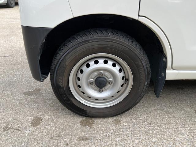 ハイゼットカーゴ ワンオーナー 純正オーディオ 記録簿 ヘッドライトレベライザー 集中ドアロック 純正ゴムマット バイザー オーバーヘッドコンソール 追突軽減装置 フルフラット(28枚目)