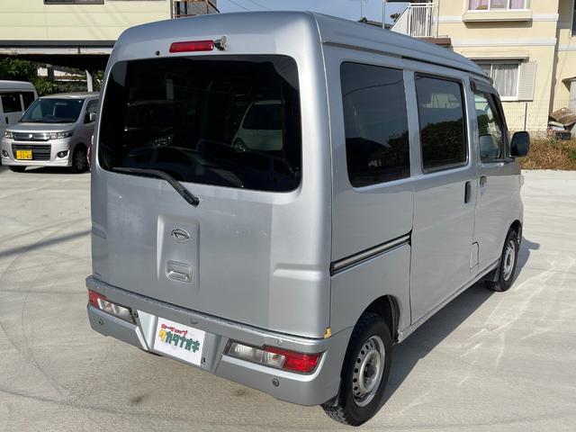 ハイゼットカーゴ DX SAIII ワンオーナー 純正オーディオ キーレス バックカメラ パワーウインドウ リア送風 アイドリングストップ オーバーヘッドコンソール 追突軽減装置 点検記録簿 純正ゴムマット バイザー プライバシーガラス(4枚目)