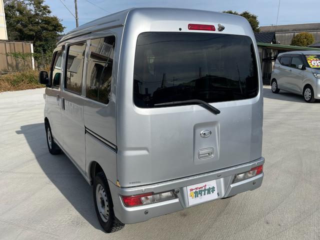 ハイゼットカーゴ DX SAIII ワンオーナー 純正オーディオ キーレス バックカメラ パワーウインドウ リア送風 アイドリングストップ オーバーヘッドコンソール 追突軽減装置 点検記録簿 純正ゴムマット バイザー プライバシーガラス(6枚目)