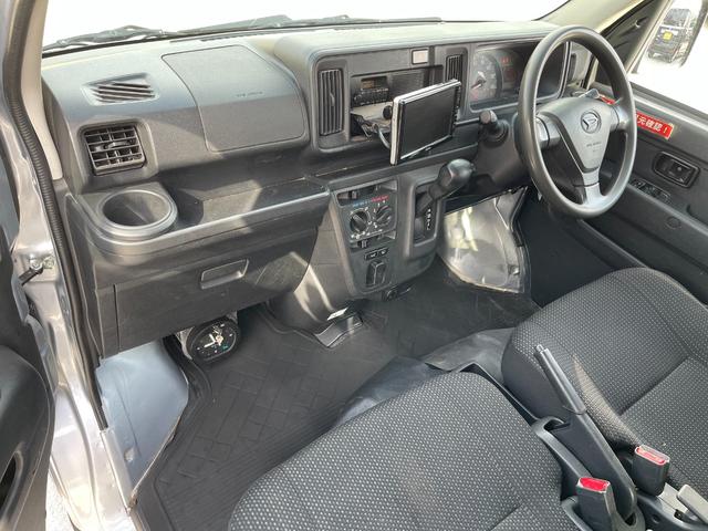 ハイゼットカーゴ DX SAIII ワンオーナー 純正オーディオ キーレス バックカメラ パワーウインドウ リア送風 アイドリングストップ オーバーヘッドコンソール 追突軽減装置 点検記録簿 純正ゴムマット バイザー プライバシーガラス(9枚目)