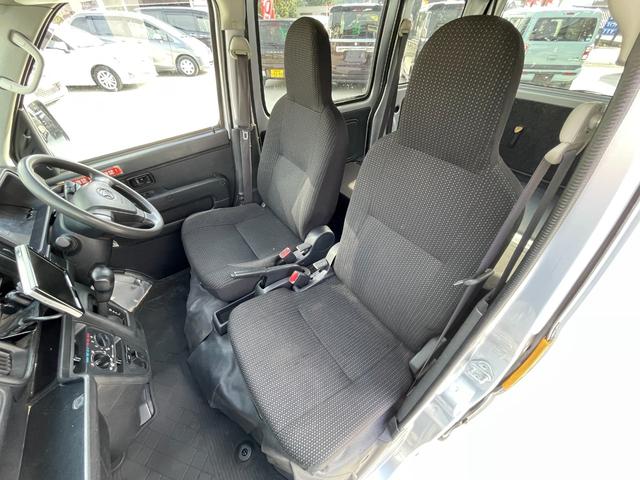 ハイゼットカーゴ DX SAIII ワンオーナー 純正オーディオ キーレス バックカメラ パワーウインドウ リア送風 アイドリングストップ オーバーヘッドコンソール 追突軽減装置 点検記録簿 純正ゴムマット バイザー プライバシーガラス(11枚目)