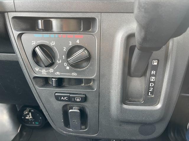 ハイゼットカーゴ DX SAIII ワンオーナー 純正オーディオ キーレス バックカメラ パワーウインドウ リア送風 アイドリングストップ オーバーヘッドコンソール 追突軽減装置 点検記録簿 純正ゴムマット バイザー プライバシーガラス(18枚目)