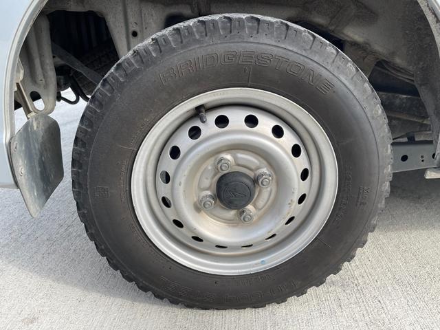 ハイゼットカーゴ DX SAIII ワンオーナー 純正オーディオ キーレス バックカメラ パワーウインドウ リア送風 アイドリングストップ オーバーヘッドコンソール 追突軽減装置 点検記録簿 純正ゴムマット バイザー プライバシーガラス(24枚目)