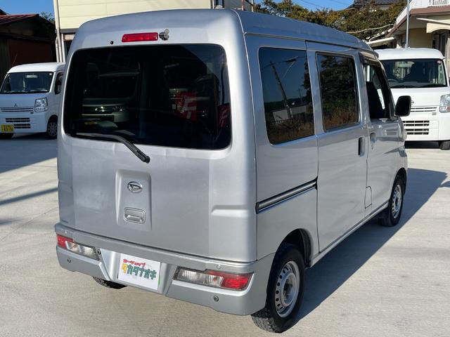 ハイゼットカーゴ ワンオーナー純正オーディオ 記録簿 バックモニター パワーウインドウ キーレス アイドリングストップ 点検記録簿 プライバシーガラス 純正オーディオ 純正ゴムマット オーバーヘッドコンソール(4枚目)