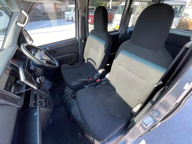 ハイゼットカーゴ ワンオーナー純正オーディオ 記録簿 バックモニター パワーウインドウ キーレス アイドリングストップ 点検記録簿 プライバシーガラス 純正オーディオ 純正ゴムマット オーバーヘッドコンソール(10枚目)