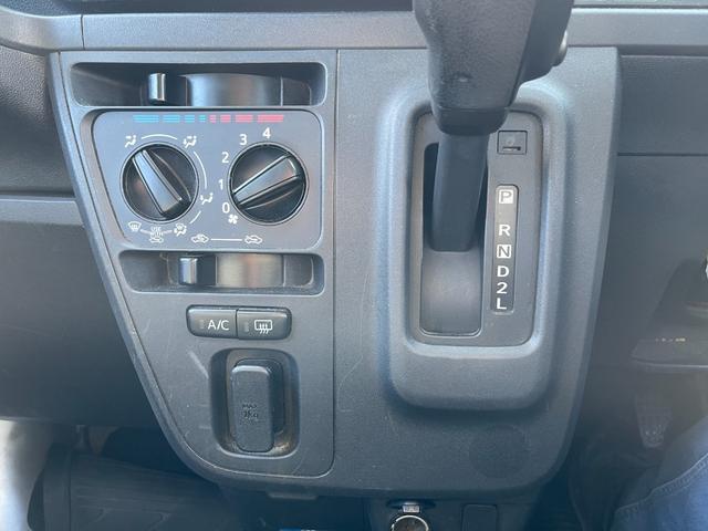 ハイゼットカーゴ ワンオーナー純正オーディオ 記録簿 バックモニター パワーウインドウ キーレス アイドリングストップ 点検記録簿 プライバシーガラス 純正オーディオ 純正ゴムマット オーバーヘッドコンソール(18枚目)