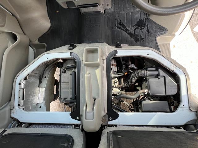 スクラム ＰＣスペシャル　純正オーディオ　バックカメラ　ＣＤ再生　ＡＵＸ　パワーウィンドウ　電格ミラー　オーバーヘッドコンソール　純正ゴムマット　バイザー　プライバシーガラス　取説　点検記録簿　ハイルーフ（24枚目）