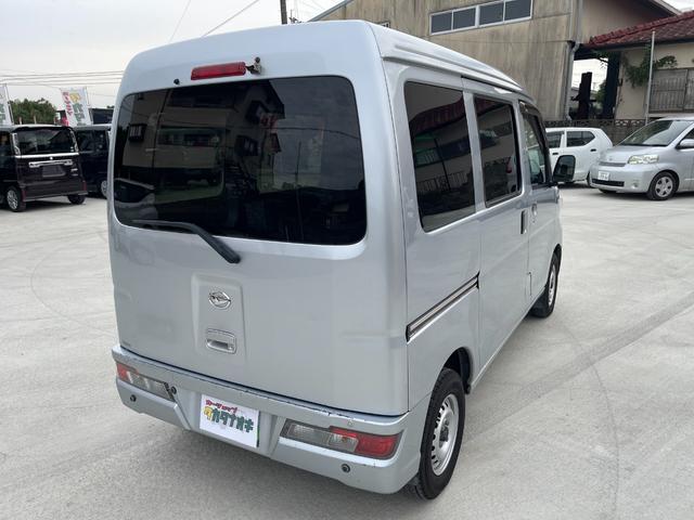 ハイゼットカーゴ ＤＸ　ＳＡＩＩＩ　ワンオーナー　点検記録簿　バックカメラ　オーバーヘッドコンソール　パワーウィンドウ　キーレス　純正オーディオ　純正ゴムマット　衝突軽減装置　タイミングチェーン式　集中ドアロック　両側スライドドア（4枚目）