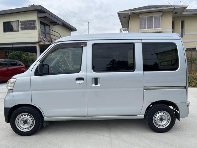 ハイゼットカーゴ ＤＸ　ＳＡＩＩＩ　ワンオーナー　点検記録簿　バックカメラ　オーバーヘッドコンソール　パワーウィンドウ　キーレス　純正オーディオ　純正ゴムマット　衝突軽減装置　タイミングチェーン式　集中ドアロック　両側スライドドア（7枚目）