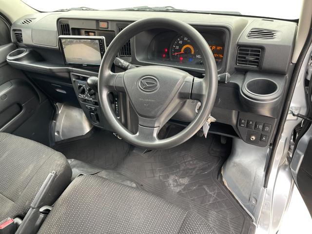 ハイゼットカーゴ ＤＸ　ＳＡＩＩＩ　ワンオーナー　点検記録簿　バックカメラ　オーバーヘッドコンソール　パワーウィンドウ　キーレス　純正オーディオ　純正ゴムマット　衝突軽減装置　タイミングチェーン式　集中ドアロック　両側スライドドア（8枚目）