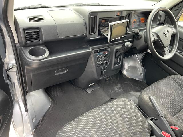 ハイゼットカーゴ ＤＸ　ＳＡＩＩＩ　ワンオーナー　点検記録簿　バックカメラ　オーバーヘッドコンソール　パワーウィンドウ　キーレス　純正オーディオ　純正ゴムマット　衝突軽減装置　タイミングチェーン式　集中ドアロック　両側スライドドア（9枚目）