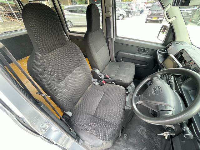 ハイゼットカーゴ ＤＸ　ＳＡＩＩＩ　ワンオーナー　点検記録簿　バックカメラ　オーバーヘッドコンソール　パワーウィンドウ　キーレス　純正オーディオ　純正ゴムマット　衝突軽減装置　タイミングチェーン式　集中ドアロック　両側スライドドア（10枚目）