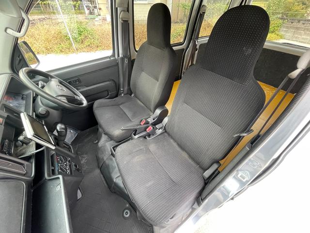 ハイゼットカーゴ ＤＸ　ＳＡＩＩＩ　ワンオーナー　点検記録簿　バックカメラ　オーバーヘッドコンソール　パワーウィンドウ　キーレス　純正オーディオ　純正ゴムマット　衝突軽減装置　タイミングチェーン式　集中ドアロック　両側スライドドア（11枚目）