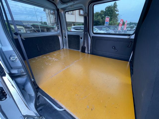 ハイゼットカーゴ ＤＸ　ＳＡＩＩＩ　ワンオーナー　点検記録簿　バックカメラ　オーバーヘッドコンソール　パワーウィンドウ　キーレス　純正オーディオ　純正ゴムマット　衝突軽減装置　タイミングチェーン式　集中ドアロック　両側スライドドア（12枚目）