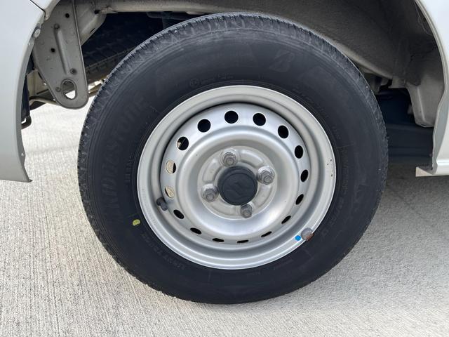 エブリイ PA ワンオーナー 整備点検記録簿 ドラレコ MTモード付き 純正オーディオ 純正フロアマット ドアバイザー ヘッドライトレベライザー 集中ドアロック 取説 スペアキー有 タイミングチェーン式 リヤ熱戦(23枚目)