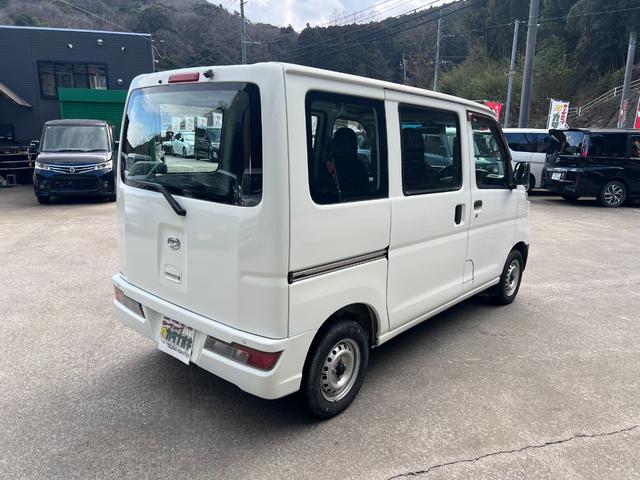 ハイゼットカーゴ スペシャルSAIII 純正ナビ Bluetooth バックカメラ ETC ワンオーナー 取説 オーバーヘッドコンソール 純正ゴムマット DVD再生 衝突軽減装置 スペアキー オートマ バイザー ライトレベライザー(5枚目)