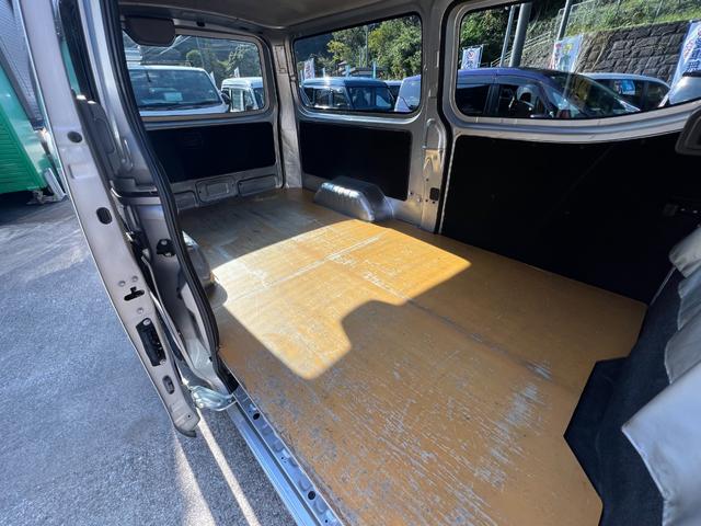 ＮＶ３５０キャラバンバン ロングＤＸターボ　純正オーディオ　バックカメラ　スマートキー　プッシュスタート　ワンオーナー　電格ミラー　衝突軽減装置　純正ゴムマット　ライトレベライザー　純正ドアバイザー　後席フィルム加工　両側スライドドア（13枚目）