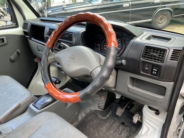 ミニキャブトラック ＶＸ－ＳＥ　純正オーディオ　社外アルミ　ブロックタイヤ　３方開　パートタイム４ＷＤ　純正ゴムマット　純正バイザー　ヘッドライトレベライザー（12枚目）