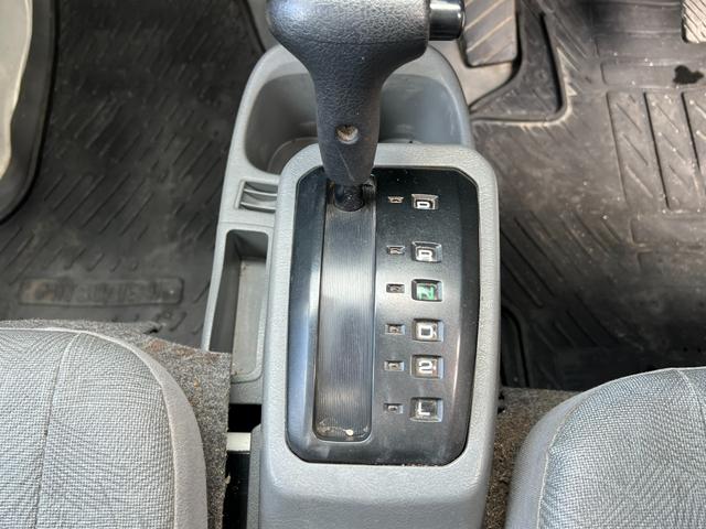 ミニキャブトラック ＶＸ－ＳＥ　純正オーディオ　社外アルミ　ブロックタイヤ　３方開　パートタイム４ＷＤ　純正ゴムマット　純正バイザー　ヘッドライトレベライザー（19枚目）