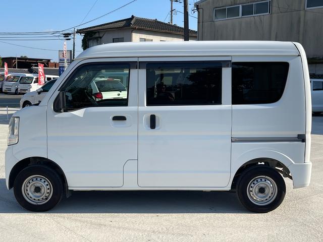 ＮＶ１００クリッパーバン ＤＸ　セーフティパッケージ　２ｎｄ発進　障害物センサー　横滑り防止　衝突軽減　レーンキープアシスト　点検記録薄　盗難防止装置　ＥＴＣ　ＭＴモード　純正マット　純正オーディオ　キーレス　ドアバイザー　オーバーヘッドコンソール（7枚目）