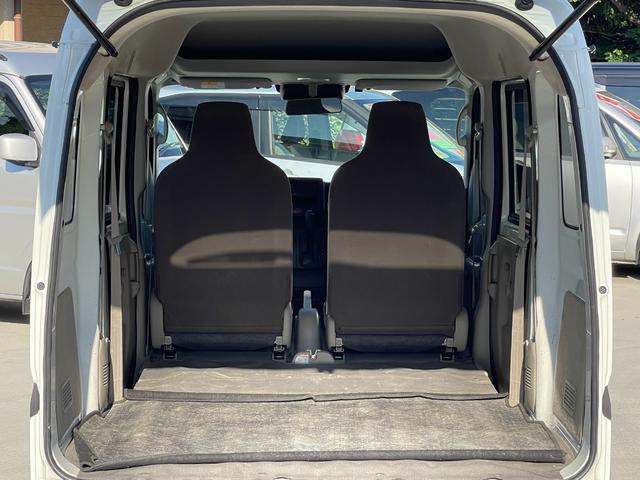 ＮＶ１００クリッパーバン ＤＸ　セーフティパッケージ　２ｎｄ発進　障害物センサー　横滑り防止　衝突軽減　レーンキープアシスト　点検記録薄　盗難防止装置　ＥＴＣ　ＭＴモード　純正マット　純正オーディオ　キーレス　ドアバイザー　オーバーヘッドコンソール（16枚目）