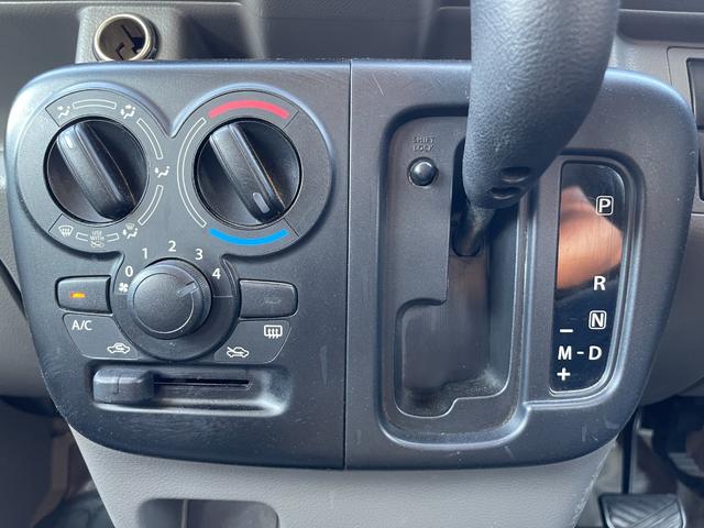 ＮＶ１００クリッパーバン ＤＸ　セーフティパッケージ　２ｎｄ発進　障害物センサー　横滑り防止　衝突軽減　レーンキープアシスト　点検記録薄　盗難防止装置　ＥＴＣ　ＭＴモード　純正マット　純正オーディオ　キーレス　ドアバイザー　オーバーヘッドコンソール（18枚目）