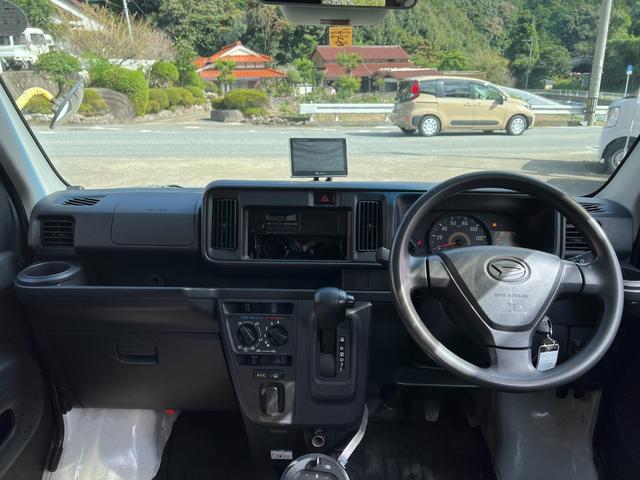 ハイゼットカーゴ ＤＸ　ＳＡＩＩＩ　純正オーディオ　追突軽減装置　キーレス　オートライト　ライトレベライザー　オーバーヘッドコンソール　プライバシーガラス　スペアキー　ハイルーフ　純正フロアマット（3枚目）