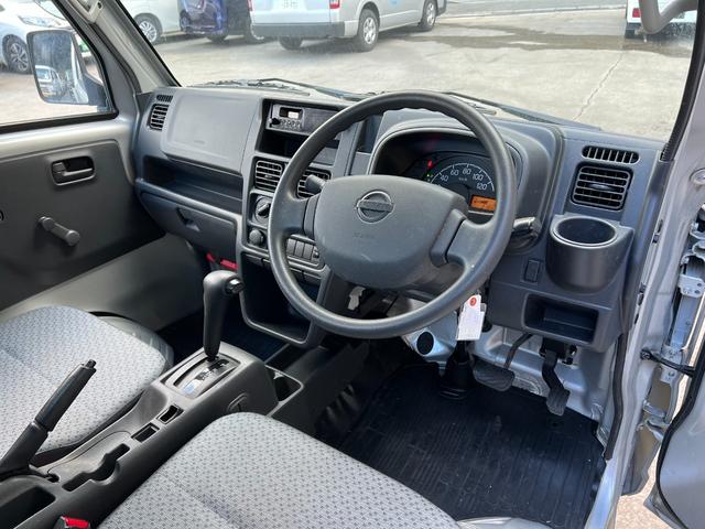 ＮＴ１００クリッパートラック ＤＸ　オートマ車　３方開　トリイ　エアコン　パワステ　ドアバイザー　純正オーディオ　ライトレベライザー　取扱説明書　点検記録簿　フロアマット（3枚目）