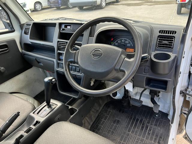 ＮＴ１００クリッパートラック ＤＸ　オートマ車　３方開　トリイ　エアコン　パワステ　ドアバイザー　純正オーディオ　ライトレベライザー　取扱説明書　点検記録簿　フロアマット（3枚目）