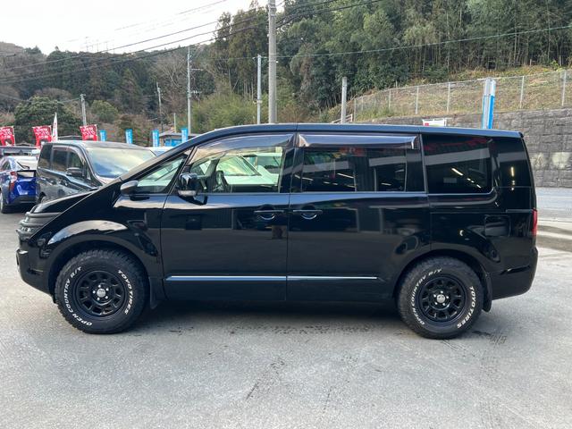 デリカＤ：５ Ｍ　社外ナビ　Ｂｌｕｅｔｏｏｔｈ　フルセグ視聴　バックカメラ　ＤＶＤ再生　ＥＴＣ　スマートキー　オートエアコン　ステリモ　電動スライドドア　純正フロアマット　プライバシーガラス　純正キセノンライト（8枚目）