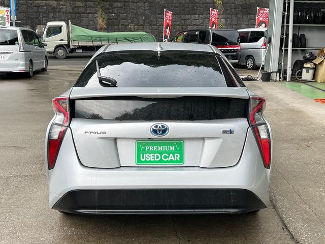 プリウス Ｓ　ナビ　Ｂｌｕｅｔｏｏｔｈ　バックカメラ　ＴＶ視聴　ＥＴＣ　スマートキー　革巻きステアリング　電格ウィンカーミラー　ＥＴＣ　衝突軽減ブレーキ　ステアリングリモコン（2枚目）