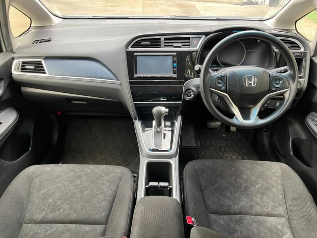 シャトル Ｇ　ホンダセンシング　ナビ　Ｂｌｕｅｔｏｏｔｈ　バックカメラ　フルセグ　ＥＴＣ　スマートキー　電格ウィンカーミラー　衝突軽減装置　踏み間違い防止機能　クルーズコントロール　フォグランプ（3枚目）