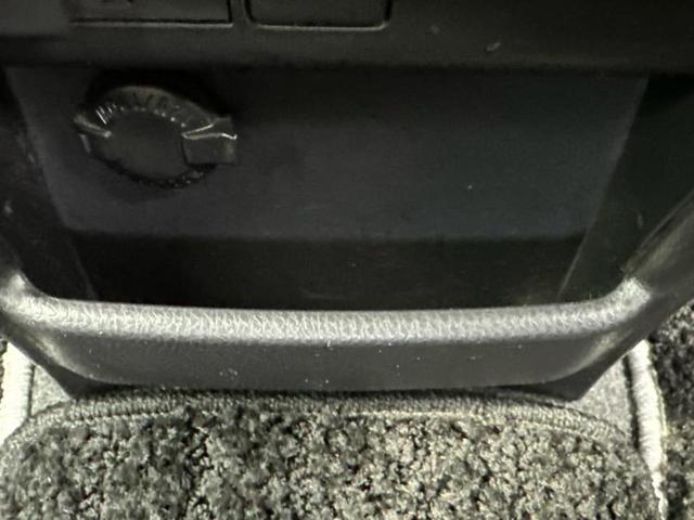 ヴォクシー ＺＳキラメキ３　保証書／純正　１０インチ　ＳＤナビ／フリップダウンモニター　純正　１２．８インチ／衝突安全装置／両側電動スライドドア／車線逸脱防止支援システム／シート　ハーフレザー／ドライブレコーダー　社外　ドラレコ（36枚目）