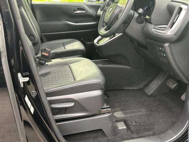 ノア ハイブリッドＳ－Ｚ　保証書／ディスプレイオーディオ＋ナビ１０．５インチ／フリップダウンモニター　純正　１３．２インチ／トヨタセーフティセンス／両側電動スライドドア／シートヒーター／車線逸脱防止支援システム　バックカメラ（4枚目）