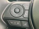 ステアリングスイッチで、オーディオや通話、ハンズフリー操作が可能です。運転中でも安全に操作できます。