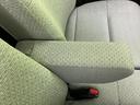 肘を乗せることで、長時間の運転でも疲れを軽減。快適なドライビングポジションをキープできます。