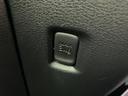 シートベルトのバックル付近に設置された注意喚起の表示。安全運転を心がけ、快適なドライブをサポートします。