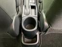 ドリンクホルダーを備えたコンソールボックスは、運転中の利便性を高めます。必要なものをすぐに取り出せるのが魅力です。