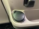 足元近くに丸型のキャップ付き電源口が備わり、必要な小物機器を使いたい場面にも手が届きやすい配置です。車内で過ごす際に活用しやすい、実用的なポイントとなっています。