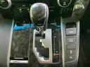 スムーズなシフトチェンジを実現するシフトレバー。運転の楽しさを高め、快適なドライブをサポートします。