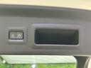 荷室側には握りやすい形状の取っ手と、ボタン類がまとまって配置されています。開口部の近くに備わるため、荷物の積み下ろしなど日常の場面で扱いやすい実用的なつくりです。