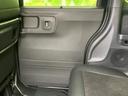 落ち着いた色合いで車内になじみ、窓からの景色も楽しめます。座席まわりがすっきりまとまり、同乗者も穏やかに過ごせる空間です。◆画像認識AIによる推定であり実際と異なる場合があります。