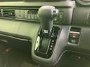 シフト位置が見やすく示され、運転席から確認しながら操作できます。周辺には関連スイッチもまとまっており、日常の乗り降りや運転時に扱いやすい配置が魅力です。
