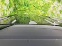 広々としたルーフラインが、開放感のある車内空間を演出します。頭上空間にもゆとりがあり、快適なドライブを楽しめます。