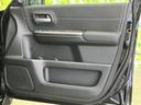 落ち着いた色合いで車内になじみ、窓からの光も感じられる穏やかな印象です。乗り降りの際も自然に目に入ります。◆画像認識AIによる推定であり実際と異なる場合があります。