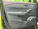 明るい上部色と落ち着いたパネルの組み合わせが、車内に柔らかな印象を添えます。乗り降りの際にも自然になじむ仕立てです。◆画像認識AIによる推定であり実際と異なる場合があります。