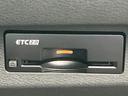 ETC2.0車載器を備えており、対応する料金所ではETCカードを利用した通過に役立ちます。高速道路や有料道路を利用する機会の多い方にも便利な装備です。
